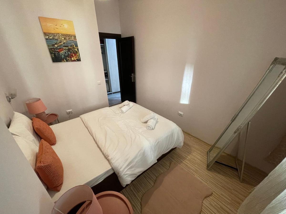Le Lupin / Center Apartment Яш Екстериор снимка